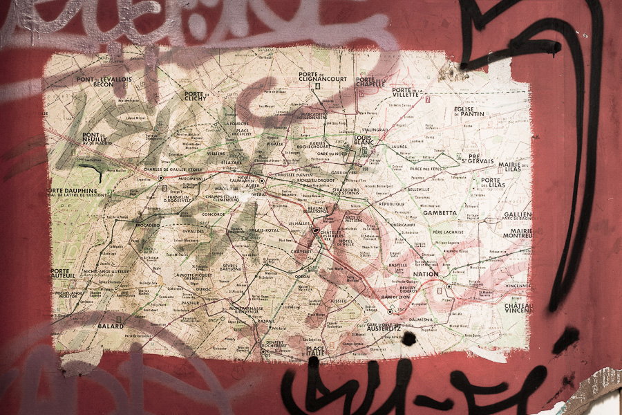 Un vieux plan du métro Ancien plan du métro parisien malheureusement bien vandalisé...