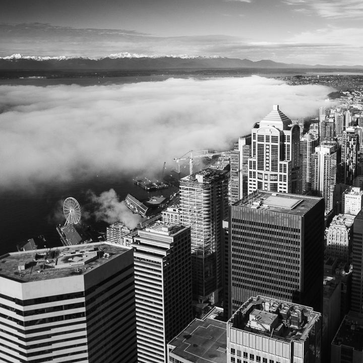 Le brouillard arrive sur Seattle Vue sur Seattle depuis la tour Columbia. Au loin, à l'ouest, le parc du mont Olympus.