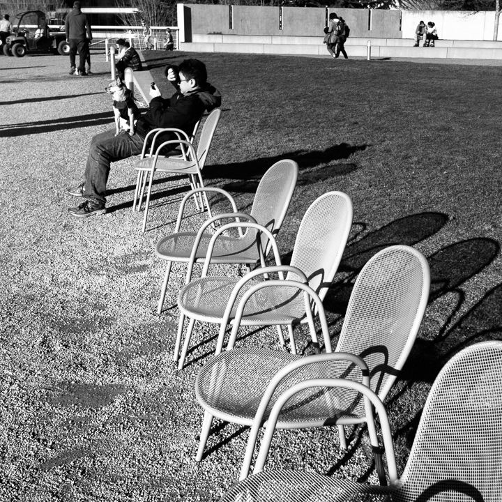 Alignement de chaises dans l'Olympic Sculpture Park 