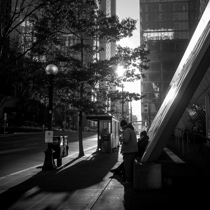 La lumière rasante du matin dans une rue de Seattle 