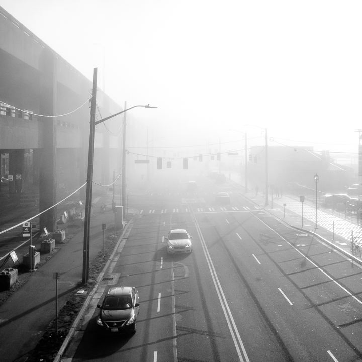 Les quais de Seattle dans le brouillard 