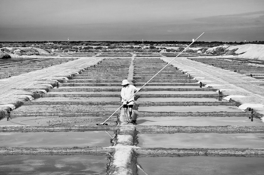 Un paludier travaille dans les marais salants de l'île de Ré