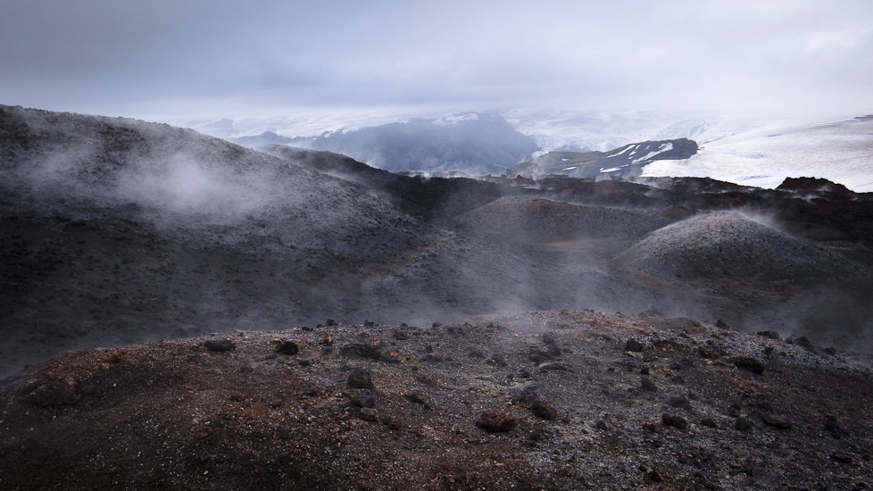 Non loin du col de Fimmvörðuháls En mars 2010, la première phase éruptive de l'Eyjafjöll a enseveli le sentier de randonnée. Ce dernier a été retracé et passe à travers les restes des coulées de lave. Deux ans après, elles fument encore !