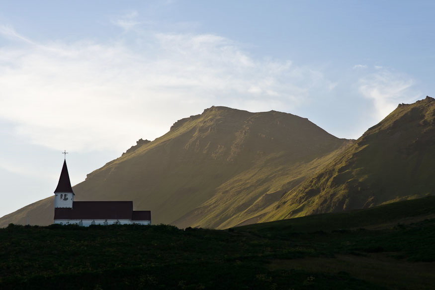 Bienvenue à Vik L’église de Vík a été construite en 1934 sur la plus haute colline de la ville. Son toit est rouge, ses murs blancs, elle est visible par tous les villageois (300 habitants environ).