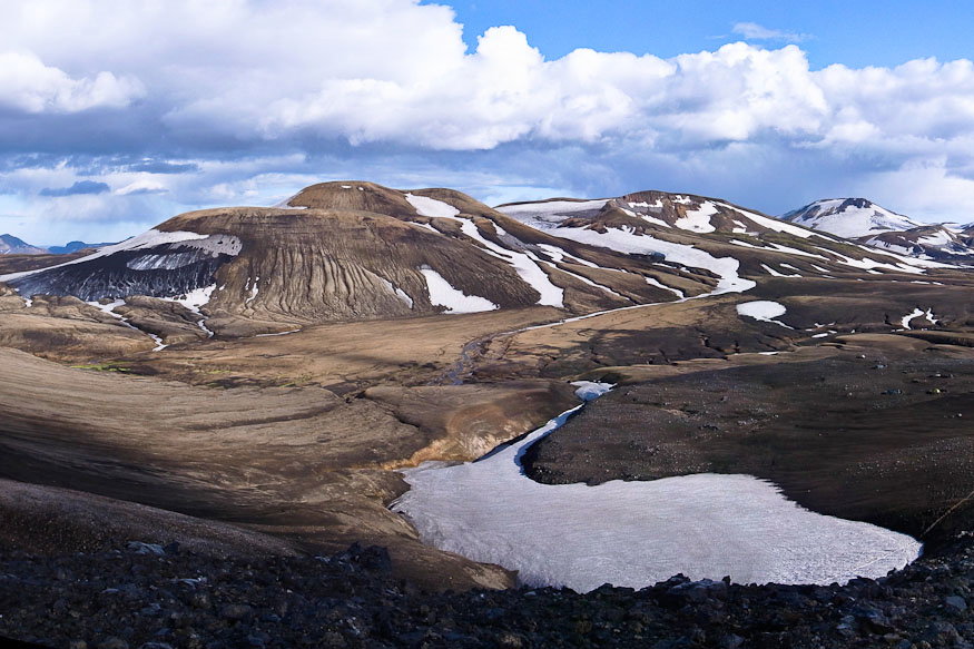 Hrafntinnusker Le refuge d'Hrafntinnusker est à quelques centaines de mètres. Le ciel est dégagé dans cette région qui est souvent embrumée.