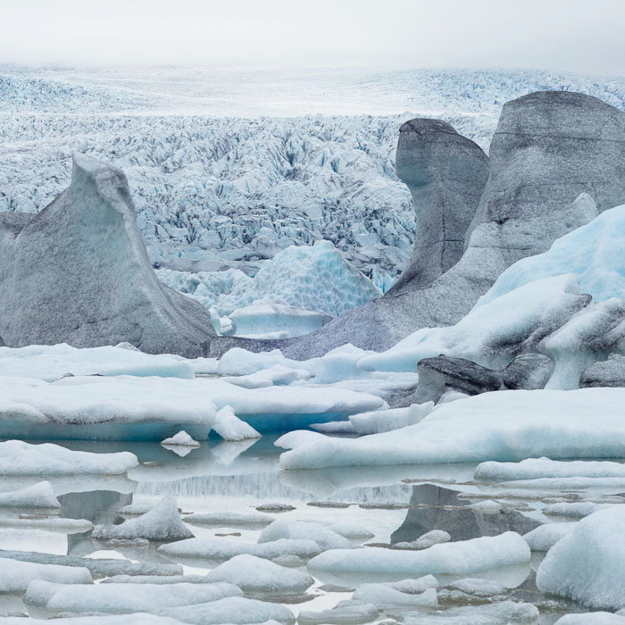 Icebergs à Fjallsárlón Le paradis blanc... Les icebergs se détachent du front du glacier Vatnajökull et dérivent sur le lac glaciaire Fjallsárlón.