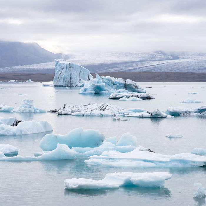 Jökulsárlón Le lac glaciaire de Fjallsárlón est situé au sud du glacier Vatnajökull. Le lac est dominé par la montagne Hvannadalshnúkur qui a ce jour là la tête dans les nuages.