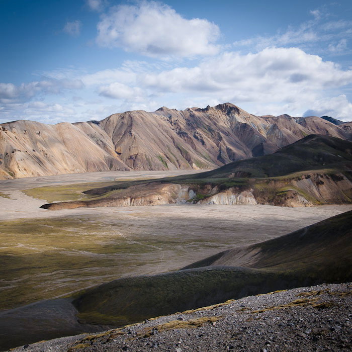 Reykjakollur, Landmannalaugar La colline Reykjakollur sépare les vallées de Jökulgil (au fond) et de Brandsgil (au premier plan). Jeu d'ombre et de lumière avec les nuages.