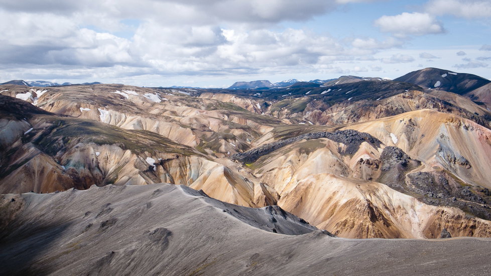 Les montagnes colorées du Landmannalaugar Vue depuis le Bláhnúkur. Cette montagne est la plus haute du Landmannalaugar (950m). A droite commence la Brennisteinsalda qui signifie la montagne arc-en-ciel.