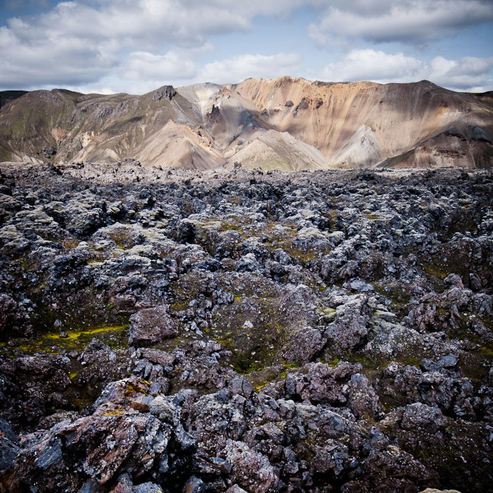 Le champ de lave de Laugahraun, Landmannalaugar Le champ de lave de Laugahraun est formée de roches rhyolite expulsées de terre au 15ème siécle. Dernière journée dans le Landmannalaugar.