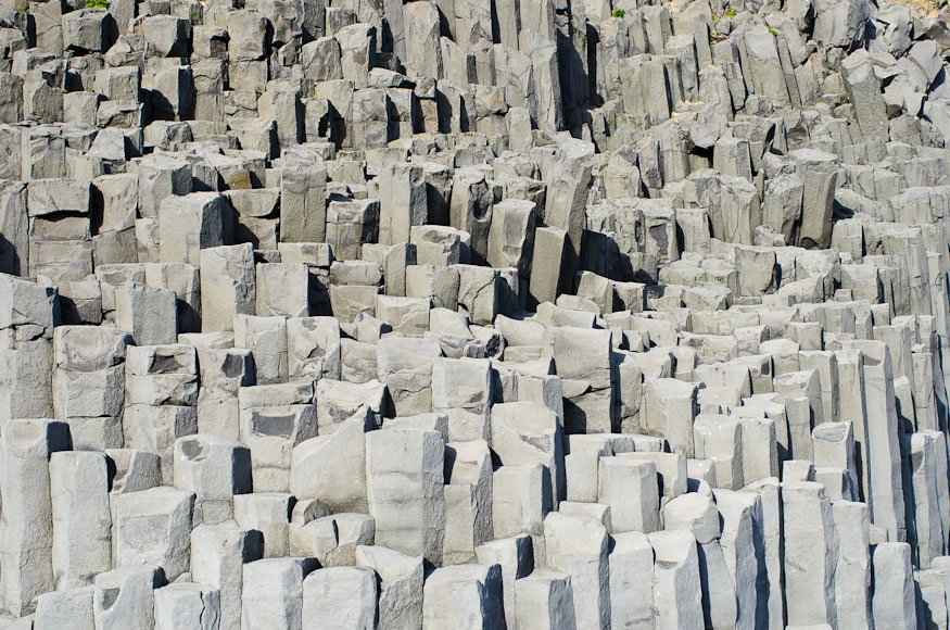 Orgues basaltiques Au pied d'une des falaises du mont Reynisfjall, et non loin de la grotte Hálsanefshellir, ces orgues basaltiques impressionnent. Cette formation géologique naturelle résulte de la contraction de la lave suite à son refroidissement.