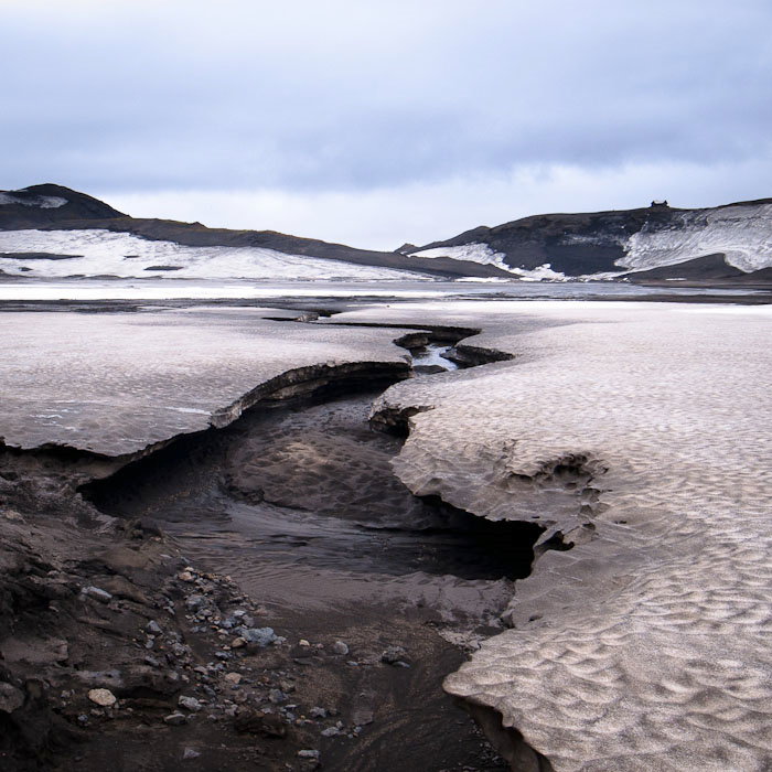 Le refuge de Fimmvörðuháls En haut à droite, le refuge de Fimmvörðuháls (environ 1010 mètres d'altitude). Le Fimmvörðuháls signifie le « col des cinq cairns ». Il se situel entre les glaciers de Eyjafjallajökull (à l'ouest) et Mýrdalsjökull (à l'est).