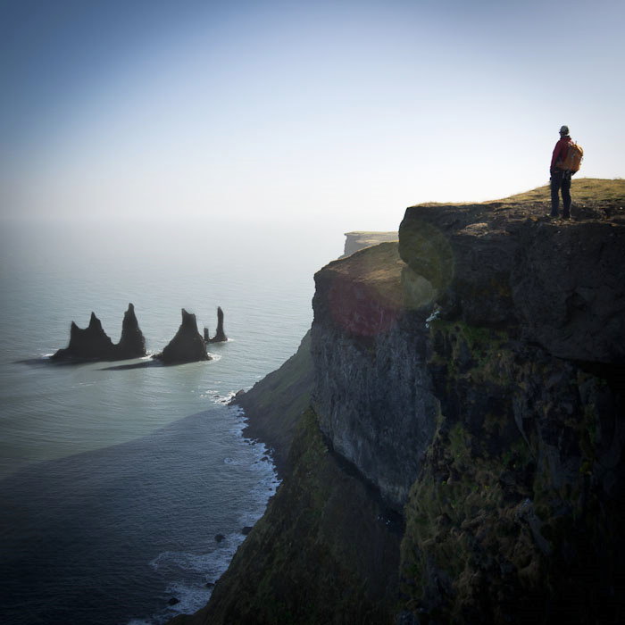 Reynisdrangar et les falaises de Reynisfjall Vik est célèbre pour ses aiguilles rocheuses appelées Reynisdrangar : le rocher des Trolls pétrifiés.