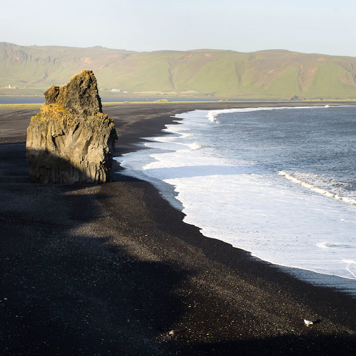 Reynisfjara Reynisfjara est une longue plage de sable noir près de Vík (au fond de la photo) reliant la péninsule de Dyrhólaey et le mont Reynisfjall (Vik).