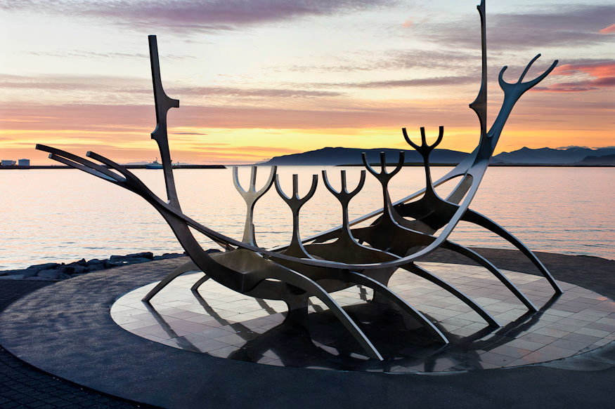 Solfario, la Baie des fumées, Reykjavík La statue Sólfarið est un hommage aux premiers colons qui découvrirent l'île au IXe siècle. Ils étaient conduits par Ingólfur Arnarson qui appella la colonnie Reykjavík (« baie des fumées ») à cause des nombreuses sources d'eau chaudes et des vapeurs d’eau qui s'en dégagent