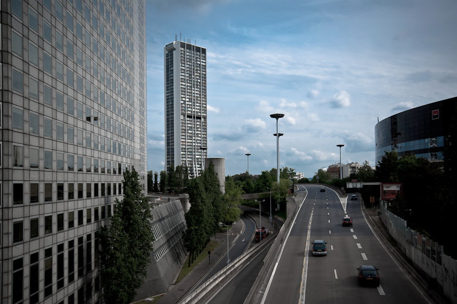 Défense 2000 Au premier plan, le boulevard circulaire, au fond, l'immense tour d'habitation 