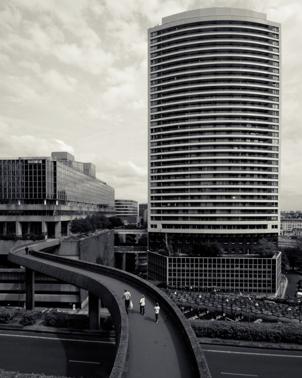 La tour Ève La tour Ève est à usage mixte : logement et bureaux. Construite en 1975, elle fait 109 m de hauteur.