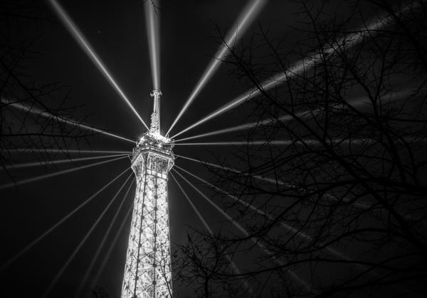 Paris, Ville Lumière Paris, Ville Lumière Paris, Ville Lumière. Des lieux célèbres jusqu'aux couloirs du métro, des photographies de nuit en...