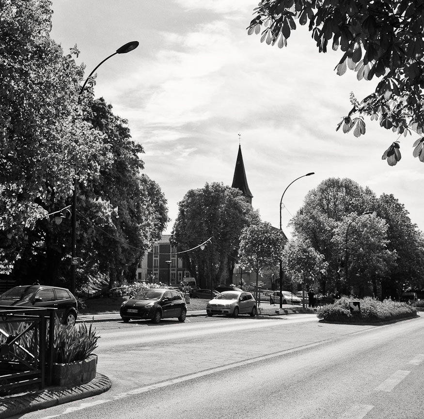 Avenue Gabriel Péri, Bagneux, 2013. Au fond, le clocher de l'église du centre-ville.