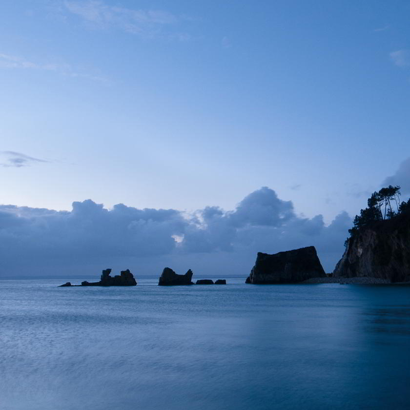 Trio de rochers au petit matin. Finistère, 2010. 