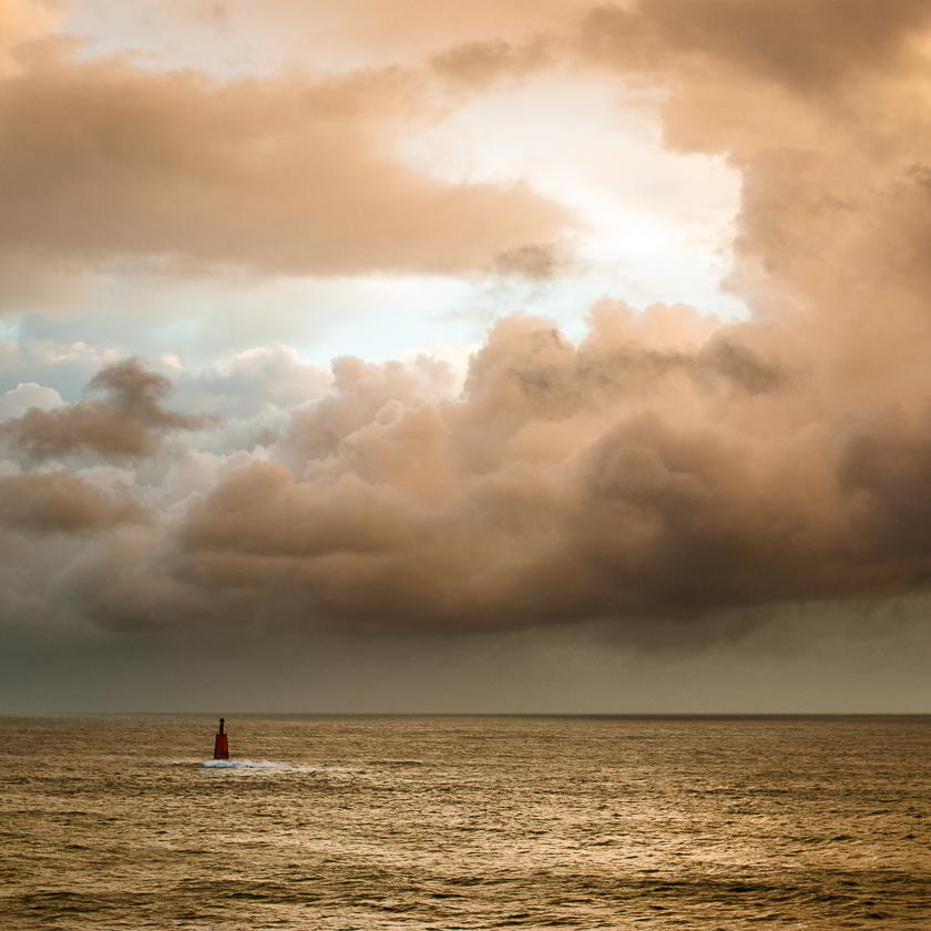 Une bouée à la mer. Finistère, 2010. 