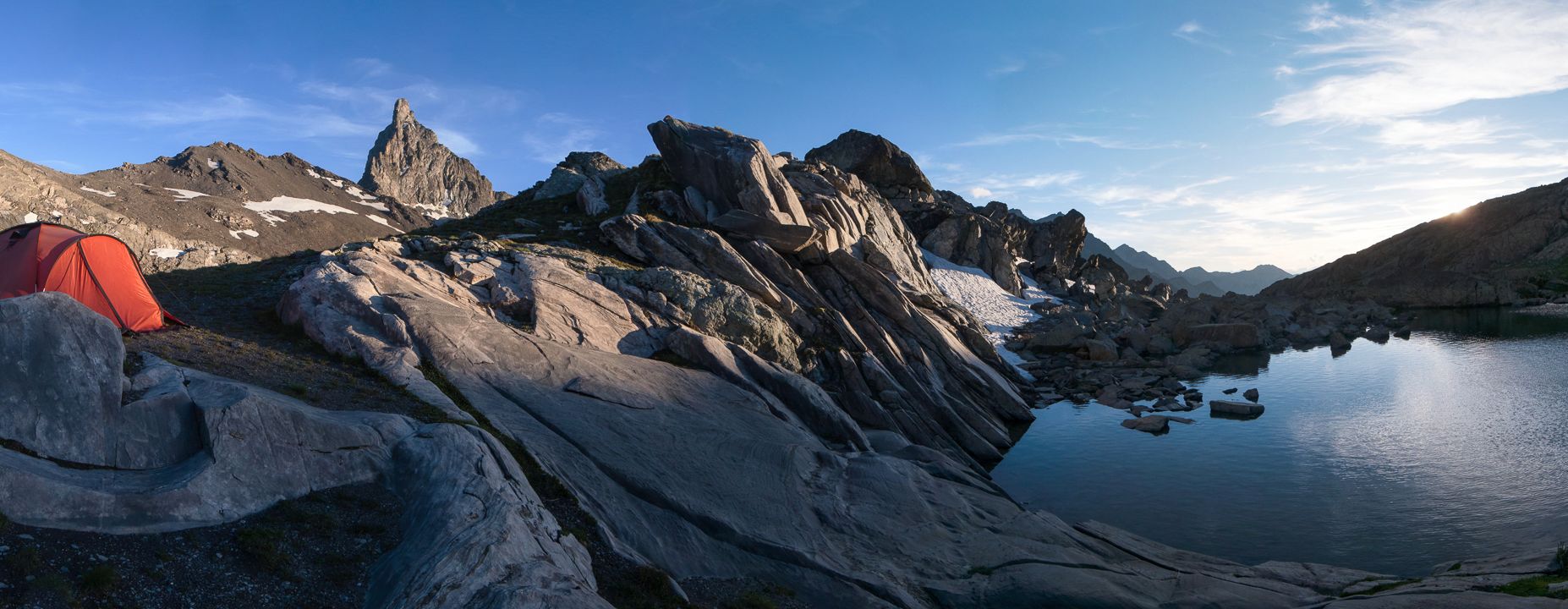 Bivouac au lac blanchet supérieur (2810m), Queyras Bivouac magique à 2800 mètres d'altitude. Quelques pierres bien disposées servent de mobilier. Un vrai palace avec une vue magnifique.