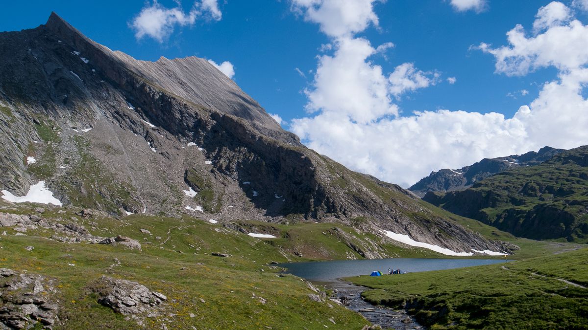 Le Lac Egorgeaou, Queyras Le Lac Egorgeou est situé dans le vallon de Bouchouse sur le tour du Queyras (GR458). Il est Perché à 2400 mètres d'altitude. Le bivouac y est malheureusement interdit.