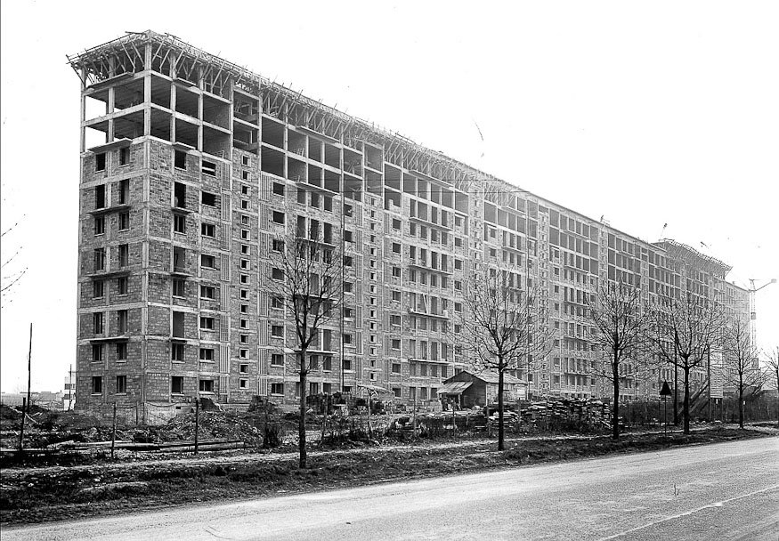 Immeuble de la Madeleine en construction, Bagneux, 1958. 