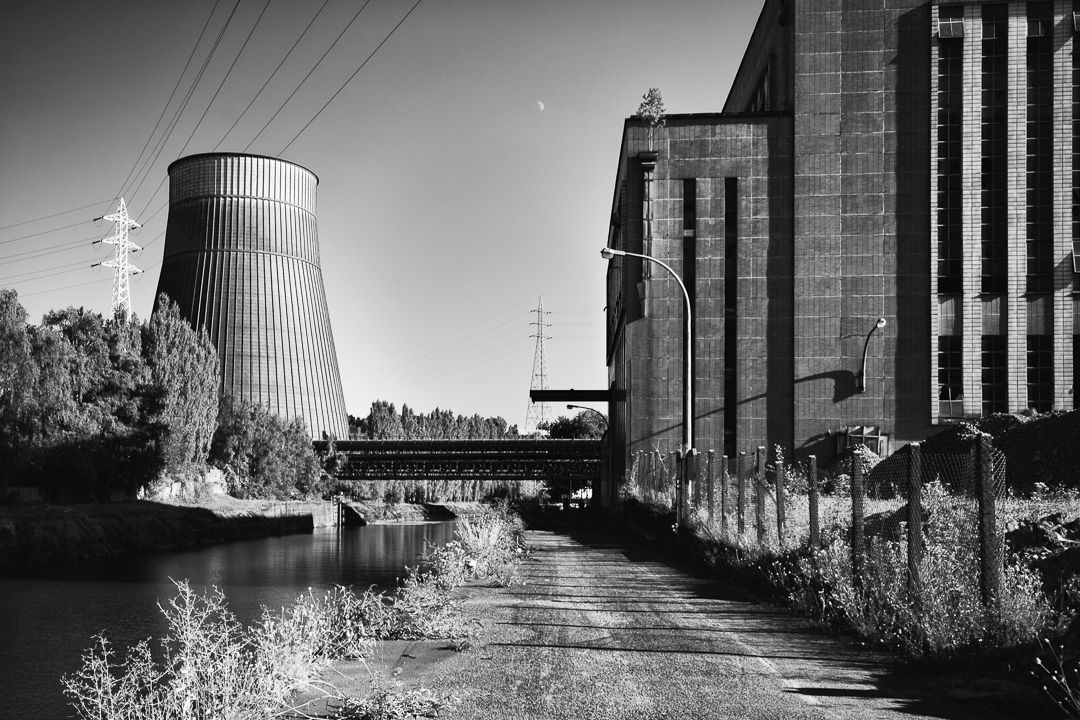 Vue extérieure de la centrale et de la tour de refroidissement L'ancienne centrale Electrabel à droite, sa tour de refroidissement à gauche et entre les deux coule le fleuve de la Sambre.