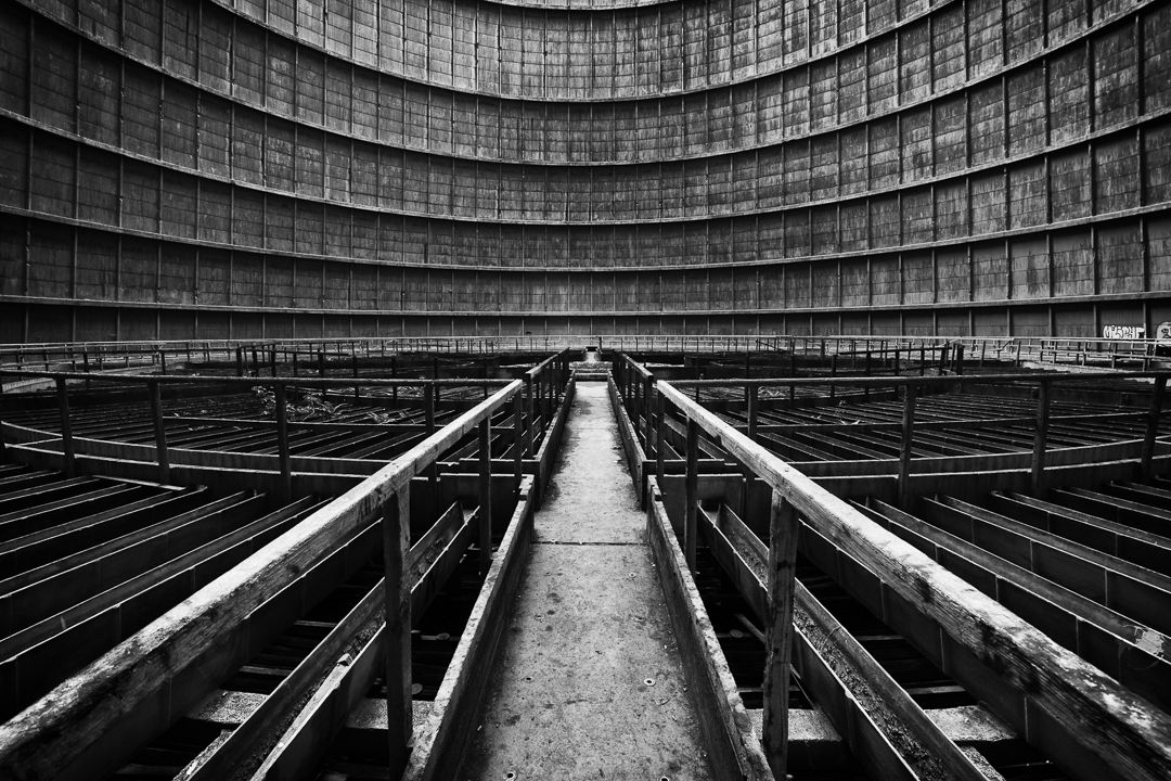 A l'intérieur de la tour de refroidissement, centrale de Monceau Un petit air de Brazil ?...