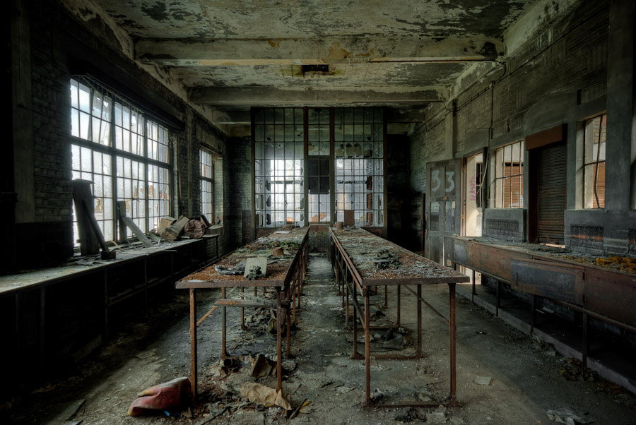 Atelier de maintenance L'atelier de maintenance des masques anti-CO. En 1957, le port du masque anti-CO est devenu obligatoire en Belgique suite à la catastrophe du Bois du
Cazier, à Marcinelle, le 8 août 1956.