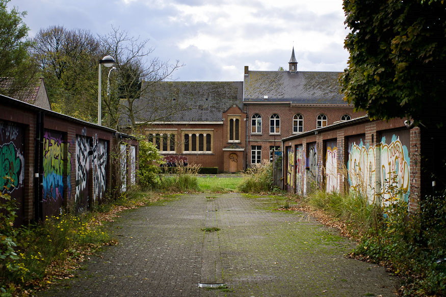 Des box et l'ancienne école 