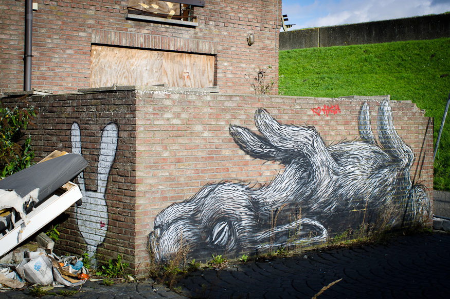 Le lapin moins vivant, graff de Roa 