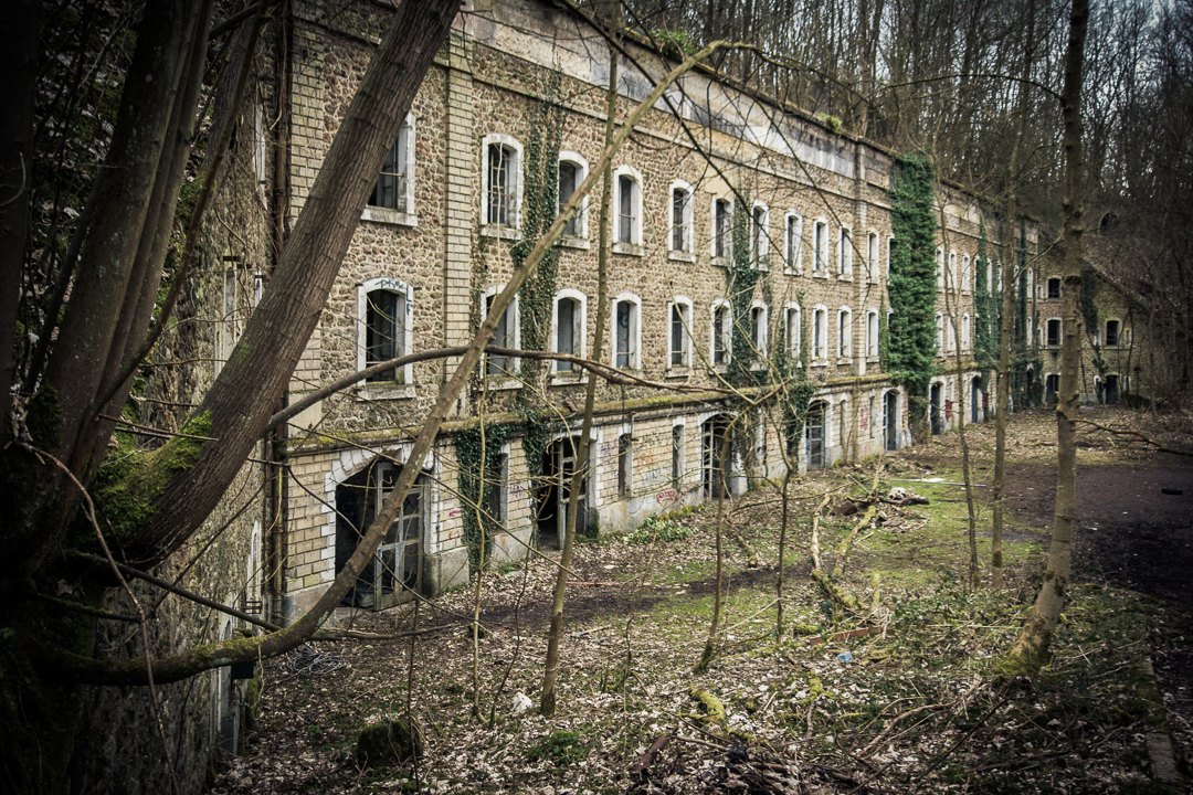 Façade extérieure du fort du Haut-Buc Le Fort de Haut Buc est situé dans la commune de Buc, dans les Yvelines.