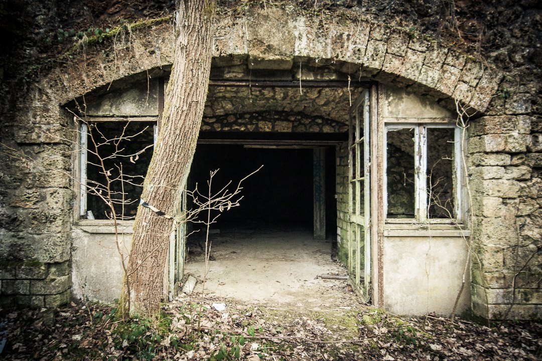 Fort du Haut-Buc #2 En 1870, la France est en partie occupée par les armées prussiennes. Le dispositif Séré de Rivières est mis en place pour défendre Paris. Il comprend notamment la construction de 18 forts comme celui-ci.