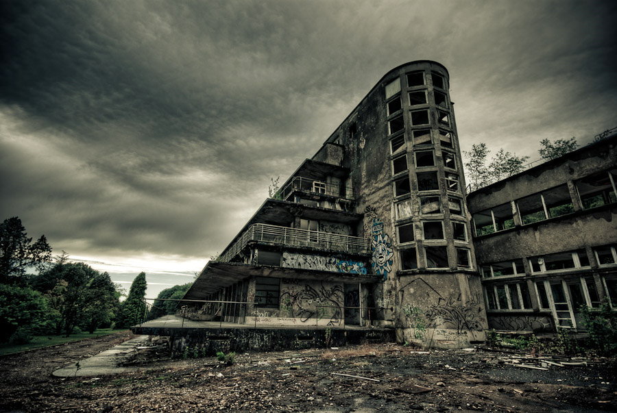 Le pavillon Adrien Bonnefoy Sibour, sanatorium du Vexin #1 Ce pavillon ainsi que celui du docteur Edmond Vian ont été complètement vandalisé. Il ne reste plus que la structure en béton...