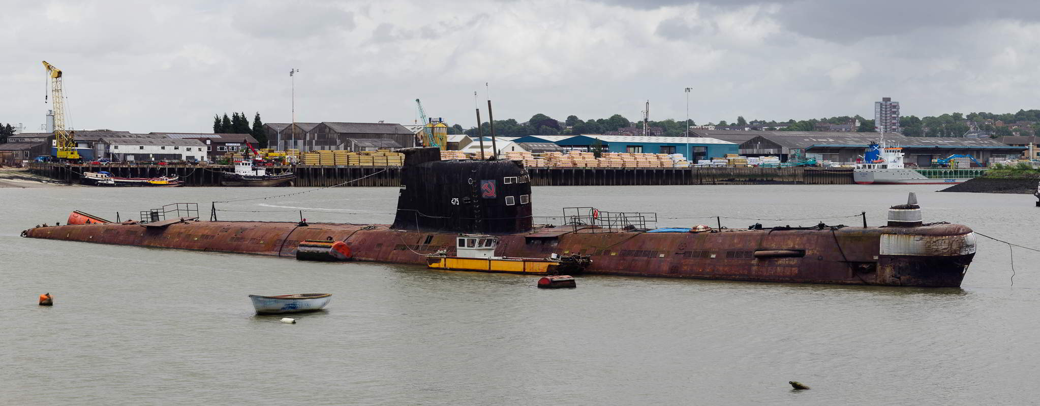 0010-u475-black-widow Après son service dans l'armée, l'U-475 Black Widow (ou le B-49 en version russe) fut vendu en 1994, transformé en musée flottant pendant une dizaine d'années puis finalement abandonné.