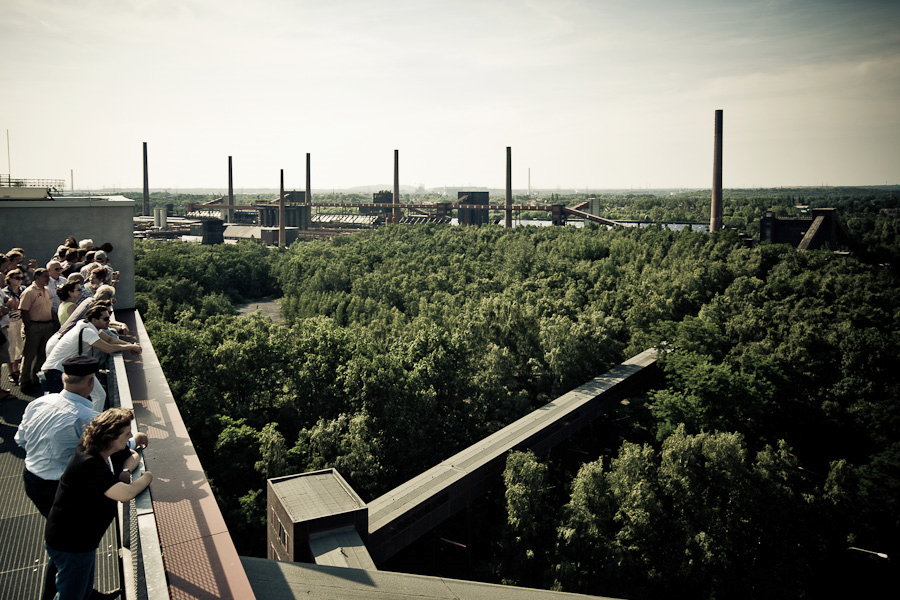 Les cheminées de la cokerie Zollverein Le charbon extrait de la mine est lavée, triée puis directement envoyée à la cokerie par un convoyeur aérien à bande. Il y sera transformé en coke.