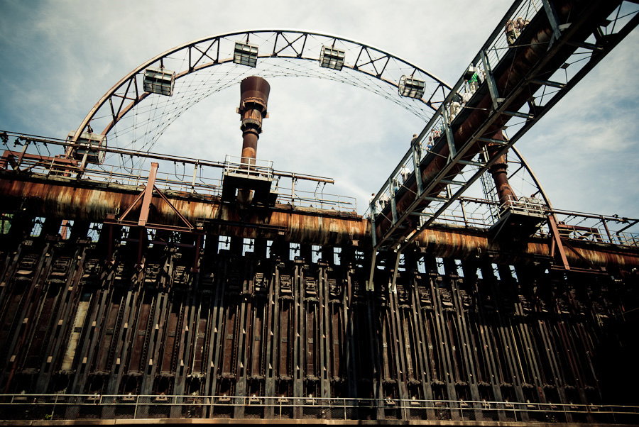 Fours à coke, Zollverein Pour obtenir du coke, la houille (le charbon) est enfournée dans des fours dont la température est d'environ 1 200°C, le temps de 