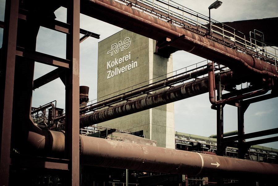 Kokerei Zollverein Le coke est un carbone pratiquement pur, il présente un pouvoir calorifique très élevé. Il est  principalement utilisé comme <b>combustile dans un haut-fourneau</b> afin d’obtenir la fonte à partir du fer.
